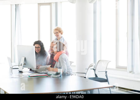 La gente di affari che lavorano insieme in ufficio Foto Stock