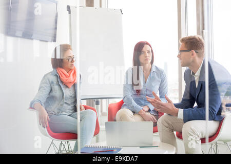 La gente di affari di discutere in sala riunioni Foto Stock