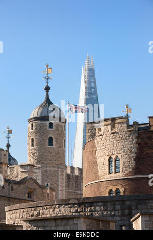 Lo skyline di Londra, il concetto di vecchio e nuovo, moderno e antico; la Torre di Londra con il Coccio; Londra Inghilterra REGNO UNITO Foto Stock