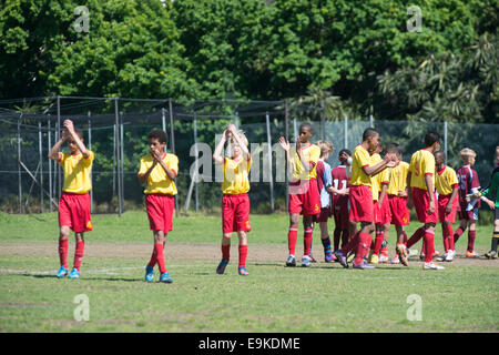 I giovani giocatori di calcio (U13) applaudire per i loro fan, Cape Town, Sud Africa Foto Stock