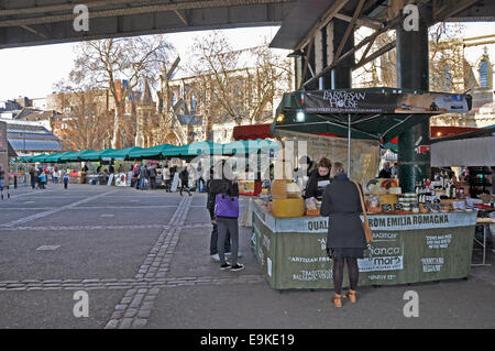 Borough Market esterno (uno dei più grandi e più antiche mercati ortofrutticoli a Londra). Cattedrale di Southwark dietro. Inghilterra, Regno Unito. Foto Stock
