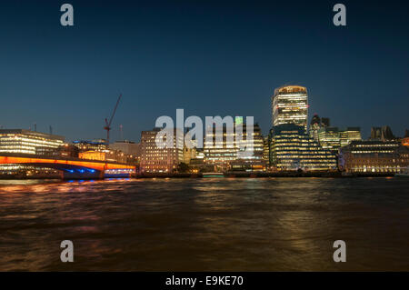 Il London Bridge e il fiume Tamigi di notte. Foto Stock