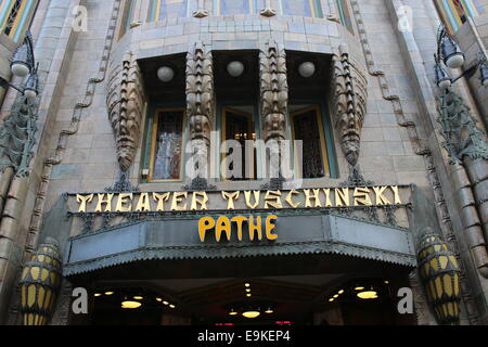 La facciata della Pathé Tuschinski, un Art Nouveau movie theater in Amsterdam, Paesi Bassi, posizione di IDFA film festival Novembre 2015 Foto Stock