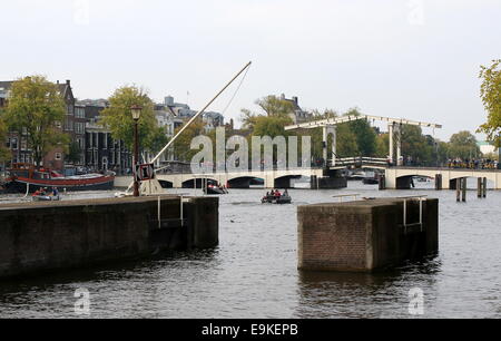 Il famoso Magere Brug o "Ponte kinny' che attraversano il fiume Amstel nel centro della città di Amsterdam, Paesi Bassi Foto Stock