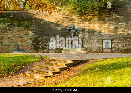 Autunno a Robin Hood statua che si trova nella città di Nottingham, Nottinghamshire REGNO UNITO Inghilterra Foto Stock