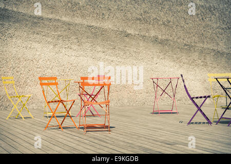 Sedie e tavoli sul vuoto terrazzo in legno Foto Stock