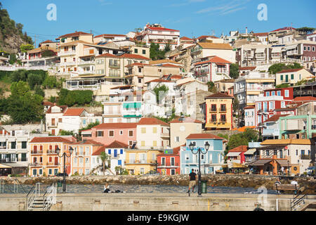 Epiro e Grecia. La colorata e pittoresca città di Parga sulla costa ionica. 2014. Foto Stock