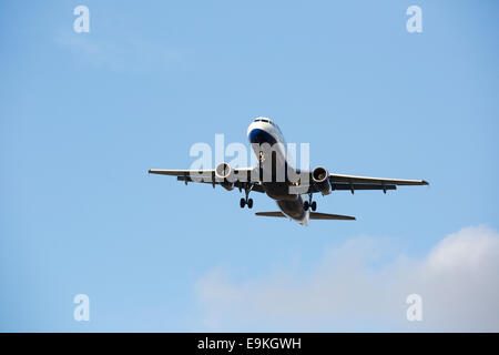 Airbus A320-232 G-EUUZ British Airways sulla rotta di avvicinamento ad atterrare all'Aeroporto di Manchester Foto Stock