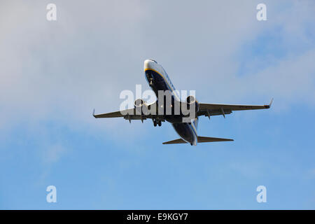 Boeing 737-8come (WL) EI-EFL Ryanair sulla rotta di avvicinamento ad atterrare all'Aeroporto di Manchester Foto Stock