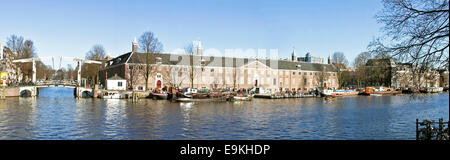 Panorama da Amsterdam nei Paesi Bassi presso il fiume Amstel Foto Stock