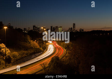 Una vista di sentieri di luce su una autostrada Foto Stock