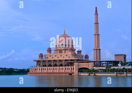 Vista notturna di una moschea in Putrayaia, Kuala Lumpur, Malesia. Il Sud Est Asiatico. Foto Stock