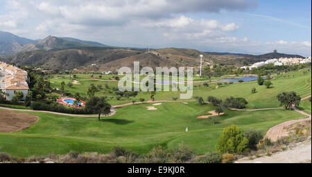 Diciotto buche, Alhaurin Golf Resort, circondata da blocchi di appartamenti, Malaga, Spagna. Foto Stock