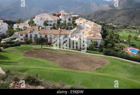 Diciotto buche, Alhaurin Golf Resort, costruzione di bunker di sabbia Malaga, Spagna. Foto Stock