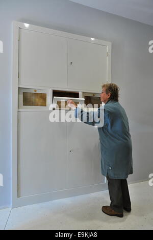 Pilsen, Repubblica Ceca. 28 ott 2014. La gente potrebbe prima volta visita ricostruita ex appartamento di Vilem Kraus (foto) a Pilsen. Interno fu progettato da Adolf Loos tra gli anni 1930 e 1931. Pilsen i piani per utilizzare questo luogo per piccoli eventi sociali e anche sarà uno dei quattro interni da Adolf Loos, che i visitatori possono vedere il prossimo anno, quando la città di Pilsen sarà la capitale europea della cultura. © CTK/Alamy Live News Foto Stock