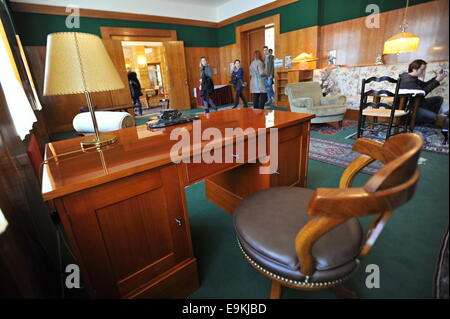 Pilsen, Repubblica Ceca. 28 ott 2014. La gente potrebbe prima volta visita ricostruita ex appartamento di Vilem Kraus (foto) a Pilsen. Interno fu progettato da Adolf Loos tra gli anni 1930 e 1931. Pilsen i piani per utilizzare questo luogo per piccoli eventi sociali e anche sarà uno dei quattro interni da Adolf Loos, che i visitatori possono vedere il prossimo anno, quando la città di Pilsen sarà la capitale europea della cultura. © CTK/Alamy Live News Foto Stock