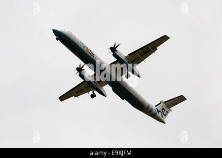 De Havilland Canada DHC-8-402Q Dash 8 G-ECOB Flybe su un approccio di atterrare all'Aeroporto di Manchester Foto Stock