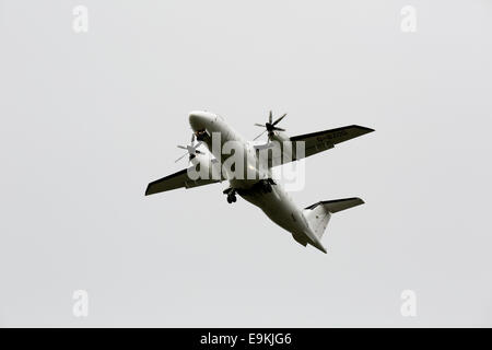 Dornier Do-328-110 G-BZOG lattante Airways sull approccio per atterrare all'Aeroporto di Manchester Foto Stock