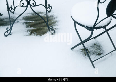 Dettagli di mobili da giardino su strade coperte di neve decking in legno. Foto Stock