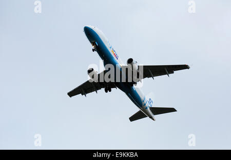 Embraer ERJ-175STD (ERJ-170-200) Flybe G-FBJI sull approccio per atterrare all'Aeroporto di Manchester Foto Stock