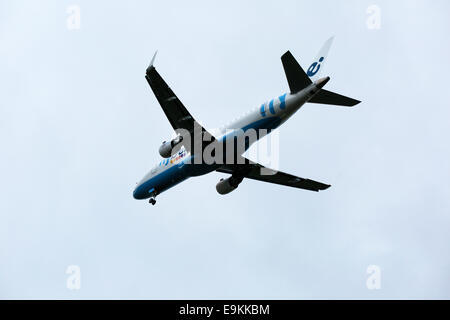 Embraer ERJ-175STD (ERJ170-200) G-FBJI FlyBE sull approccio per atterrare all'Aeroporto di Manchester Foto Stock