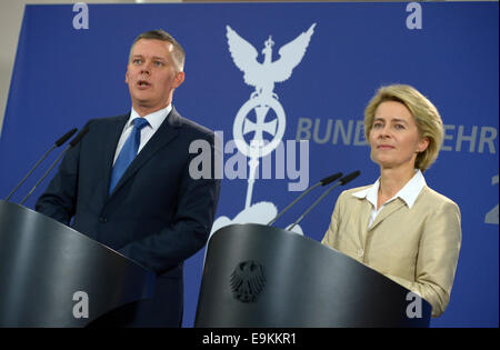 Berlino, Germania. 29 ott 2014. Ministro tedesco della difesa, Ursula von der Leyen e lucidare il Ministro della Difesa di Tomasz Siemoniak aprire un esercito conferenza di Berlino, Germania, 29 ottobre 2014. © dpa picture alliance/Alamy Live News Foto Stock