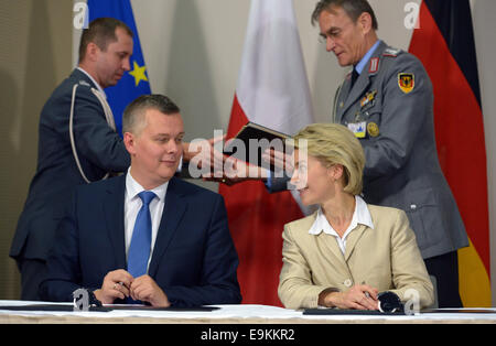 Berlino, Germania. 29 ott 2014. Ministro tedesco della difesa, Ursula von der Leyen e lucidare il Ministro della Difesa di Tomasz Siemoniak aprire un esercito conferenza di Berlino, Germania, 29 ottobre 2014. © dpa picture alliance/Alamy Live News Foto Stock