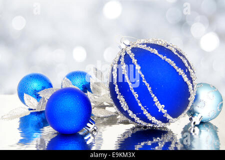 Blu baubles di Natale con scintillanti sfondo luminoso Foto Stock