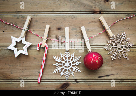 Addobbi natale su uno sfondo di legno Foto Stock