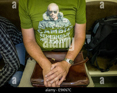 Un uomo russo di indossare una t-shirt con il Presidente Vladimir Putin dicendo che 'la più educato persona". Foto Stock