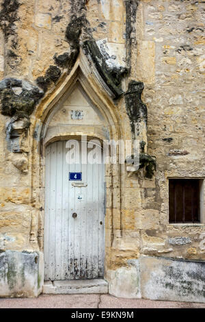Porta medievale in stile gotico fiorito dell'Ancienne Chambre des Comptes / tribunali delle finanze nella città di Nevers, Francia Foto Stock
