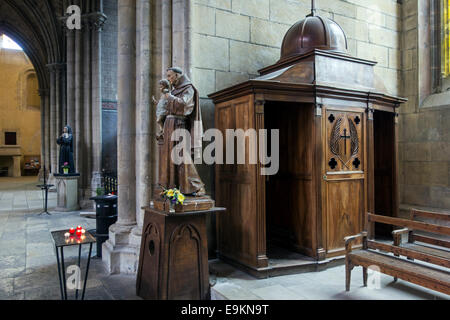 Antiche sculture in legno e confessionale nella cattedrale di Nevers / Cathédrale Saint-Cyr-et-Sainte-Julitte de Nevers, Francia Foto Stock