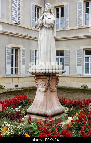 Statua di Bernadette Soubirous nel Espace Bernadette Soubirous a Nevers, Borgogna, Francia Foto Stock