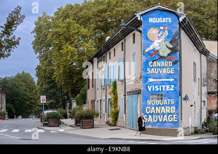 Il vecchio dipinto di pubblicità per il torrone Canard Sauvage sulla parete lungo la storica Route Nationale 7 / RN7 a Loriol sur Drôme, Francia Foto Stock