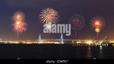 Fuochi d'artificio celebra oltre Yokohama Bay Bridge di notte, Giappone Foto Stock