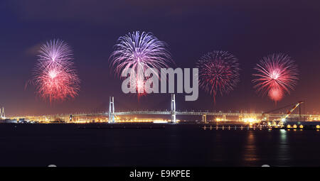 Fuochi d'artificio celebra oltre Yokohama Bay Bridge di notte, Giappone Foto Stock