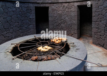 Il cibo viene cucinato su Vulcano nel Parco Nazionale di Timanfaya, Lanzarote. Foto Stock