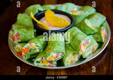 Ristorante messicano che offre un glutine-libera alternativa per la loro cucina tradizionale con questi piatti vegan veggie vegetarian avvolge. Foto Stock