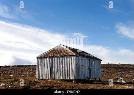 Un telecomando Caccia al gallo cedrone fruste hut in alto sopra una scozzese glen Foto Stock