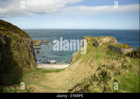 Le rovine del castello di Findlater siede in cima alla scogliera affacciato sul Moray Firth in Banff e Buchan coast Foto Stock