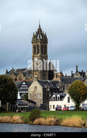 La guglia a forma di corona della vecchia chiesa parrocchiale accanto al fiume Tweed a Peebles, Scozia. Foto Stock