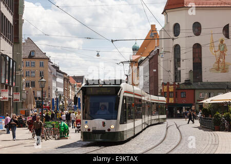 Il tram sulla trafficata strada di ciottoli nel centro città da Moritzkirke chiesa in Maximilianstrasse, Augsburg, Baviera, Germania, Europa. Foto Stock