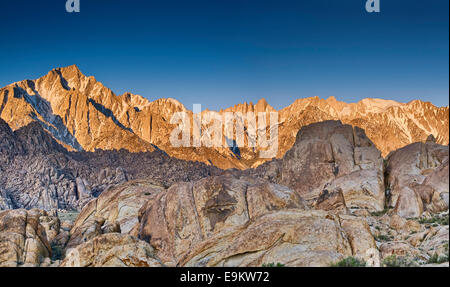 Eastern Sierra Nevada, Lone Pine picco sulla sinistra, il Monte Whitney vicino al centro, Alabama colline presso sunrise, vicino a Lone Pine, California Foto Stock