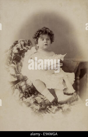 Armadio vittoriano Card studio ritratto di un giovane bambino da un fotografo sconosciuto. Presa intorno 1880 Foto Stock