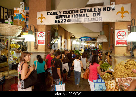 L'ingresso alla occupato il mercato coperto, Port Louis, Maurizio Foto Stock