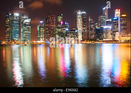 Singapore Downtown Core riflessa nel fiume di notte Foto Stock