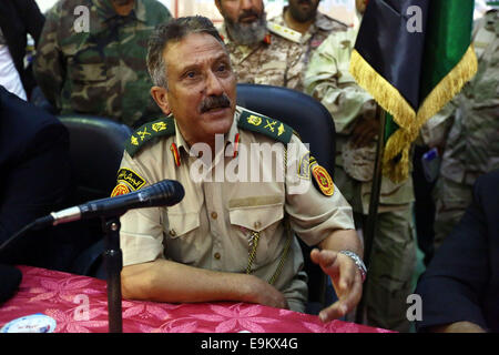 Tripoli, Libia. 29 ott 2014. L'ex esercito libico capo del personale General Maggiore Abdessalem Jadallah al-Obeidi parla alla 'Conferenza straordinaria dei dipendenti dell'esercito libico nella regione occidentale' nella città di Sorman, a ovest di Tripoli, in Libia, Ott. 29, 2014. I partecipanti hanno chiesto il sostegno del governo di Salvezza Nazionale in Libia e le forze della Libia Alba che combattono in campi di battaglia. © Hamza Turkia/Xinhua/Alamy Live News Foto Stock