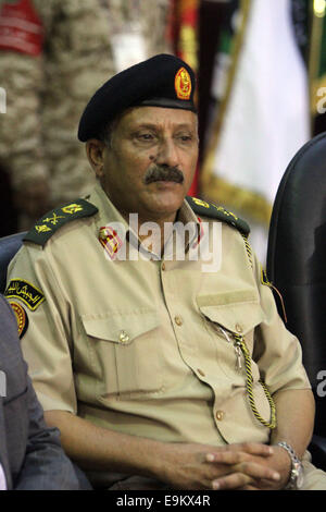 Tripoli, Libia. 29 ott 2014. L'ex esercito libico capo del personale General Maggiore Abdessalem Jadallah al-Obeidi assiste la "Conferenza straordinaria dei dipendenti dell'esercito libico nella regione occidentale' nella città di Sorman, a ovest di Tripoli, in Libia, Ott. 29, 2014. I partecipanti hanno chiesto il sostegno del governo di Salvezza Nazionale in Libia e le forze della Libia Alba che combattono in campi di battaglia. © Hamza Turkia/Xinhua/Alamy Live News Foto Stock