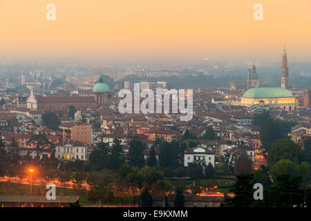 Lo skyline della citta' al tramonto, Vicenza, Veneto, Italia Foto Stock