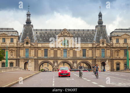 Parigi, Francia - 07 agosto 2014: facciata del museo del Louvre a Parigi, vista dal Pont du Carrousel Foto Stock